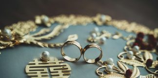 From Diamonds to Cars: How People in Sandton Convert Luxury Items into Cash Value Professional assessment of luxury diamond jewelry in Sandton