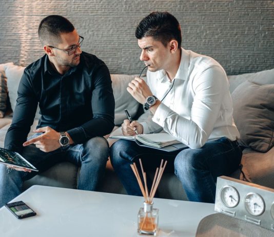 Online Brokers vs Traditional Brokers: What South African Investors Should Know Brokers discussing investment services in an office